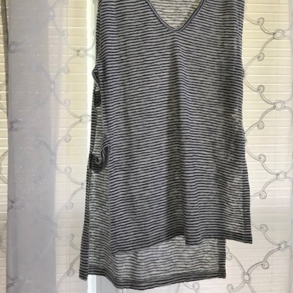Sleeveless Sideless Top - Picture 2 of 2